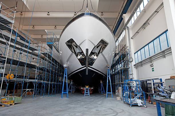 la construcción naval, barco reparación de lujo - bow building fotografías e imágenes de stock