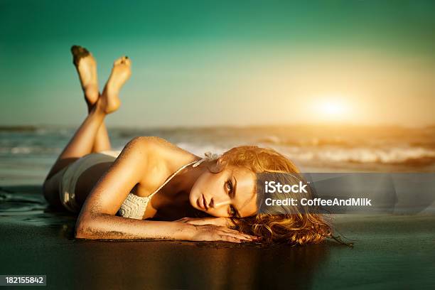 Piękna Kobieta Na Plaży - zdjęcia stockowe i więcej obrazów Modelka i model - Modelka i model, Plaża, Kobiety