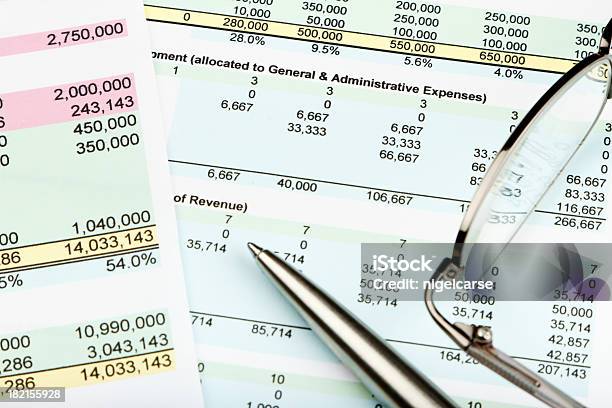 Finanzielle Tabelle Stockfoto und mehr Bilder von Analysieren - Analysieren, Bildschärfe, Computerausdruck