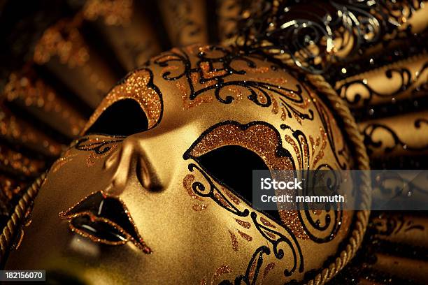 Golden Venetian Mask Primer Plano Foto de stock y más banco de imágenes de Amarillo - Color - Amarillo - Color, Carnaval, Carnaval - Evento de celebración