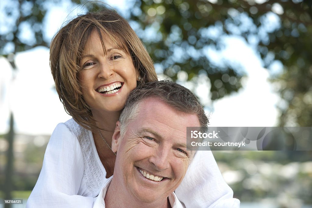 Зрелая пара на открытом воздухе - Стоковые фото Активный пенсионер роялти-фри