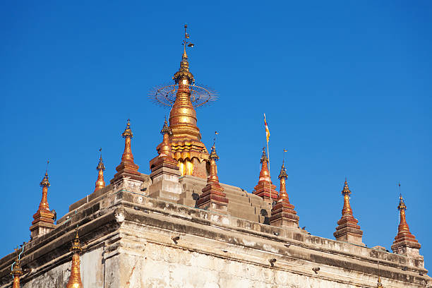 앤시언트 탑이자 바간, 미얀마에 - vibrant color front view bagan myanmar 뉴스 사진 이미지