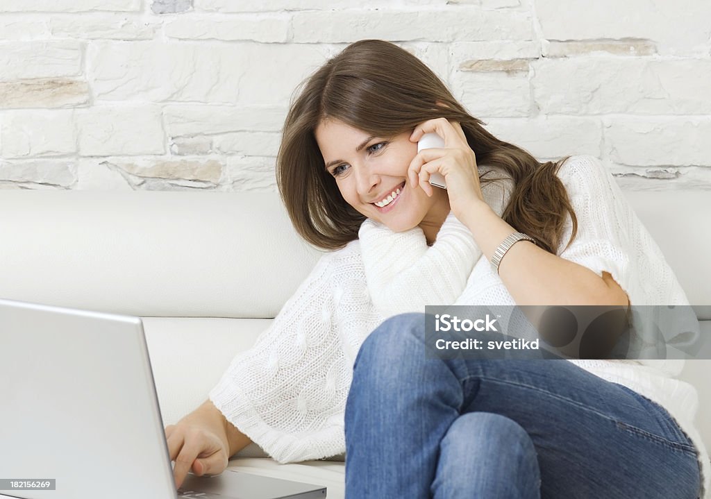Szczęśliwa młoda kobieta z laptopa. - Zbiór zdjęć royalty-free (30-34 lata)