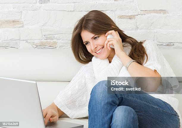 Foto de Mulher Jovem Feliz Com Laptop e mais fotos de stock de 30 Anos - 30 Anos, 30-34 Anos, Adulto