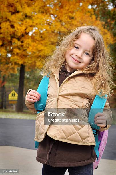 Ragazza Di Scuola - Fotografie stock e altre immagini di Segnale di passaggio scolaresche - Segnale di passaggio scolaresche, 4-5 anni, Allegro