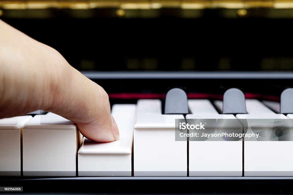Dito sul piano - Foto stock royalty-free di Pianoforte verticale