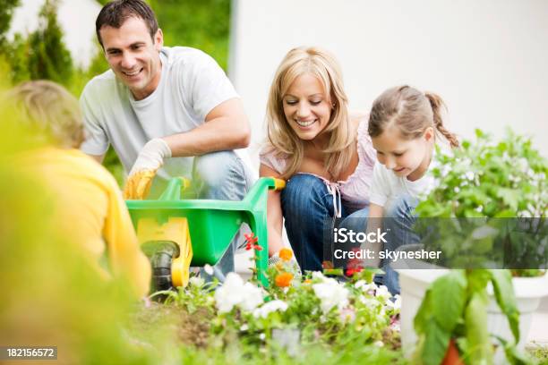 Feliz Família Plantando Flores - Fotografias de stock e mais imagens de Jardinagem - Jardinagem, Família, Mãe