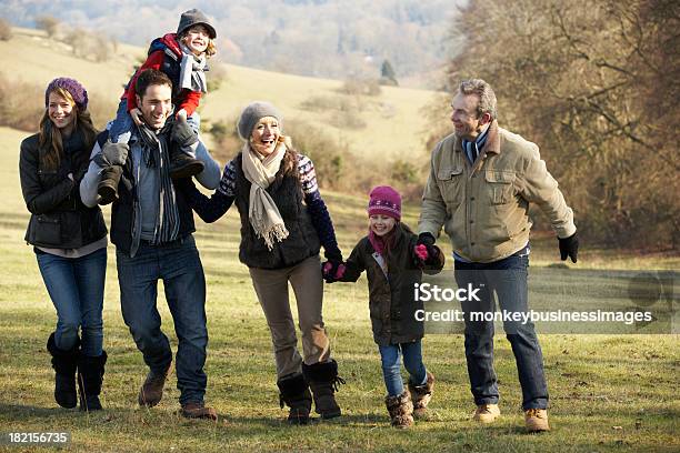 Drei Generationen Familie Am Land Zu Fuß Im Winter Stockfoto und mehr Bilder von Großeltern - Großeltern, Winter, 4-5 Jahre