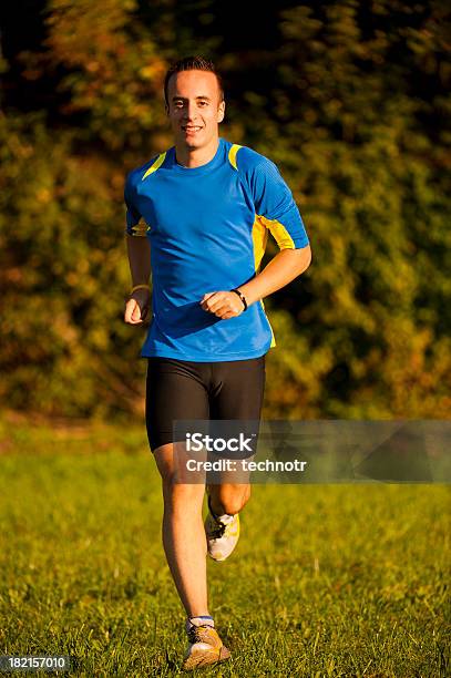 Laufen Auf Der Wiese Stockfoto und mehr Bilder von 20-24 Jahre - 20-24 Jahre, Aktiver Lebensstil, Aktivitäten und Sport