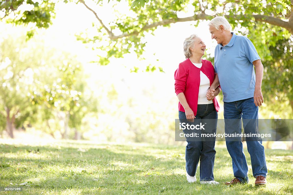 선임 couple in park - 로열티 프리 노인 스톡 사진