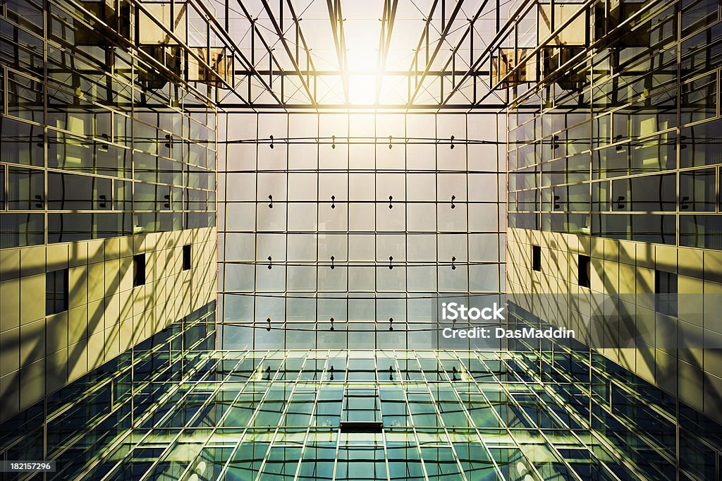 Le bureau moderne en verre et en acier de - Photo de Abstrait libre de droits