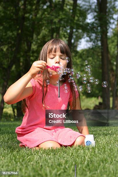 Soplando Burbujas Serie Foto de stock y más banco de imágenes de Burbuja - Burbuja, Diversión, Espuma de jabón