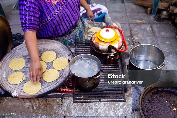 Donna Facendo Tortillas - Fotografie stock e altre immagini di Messico - Messico, Tortilla, Spiaggia