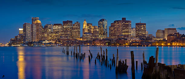 vista da cidade de boston reflectir sobre a calma porto de boston à noite panorama - boston skyline night city imagens e fotografias de stock