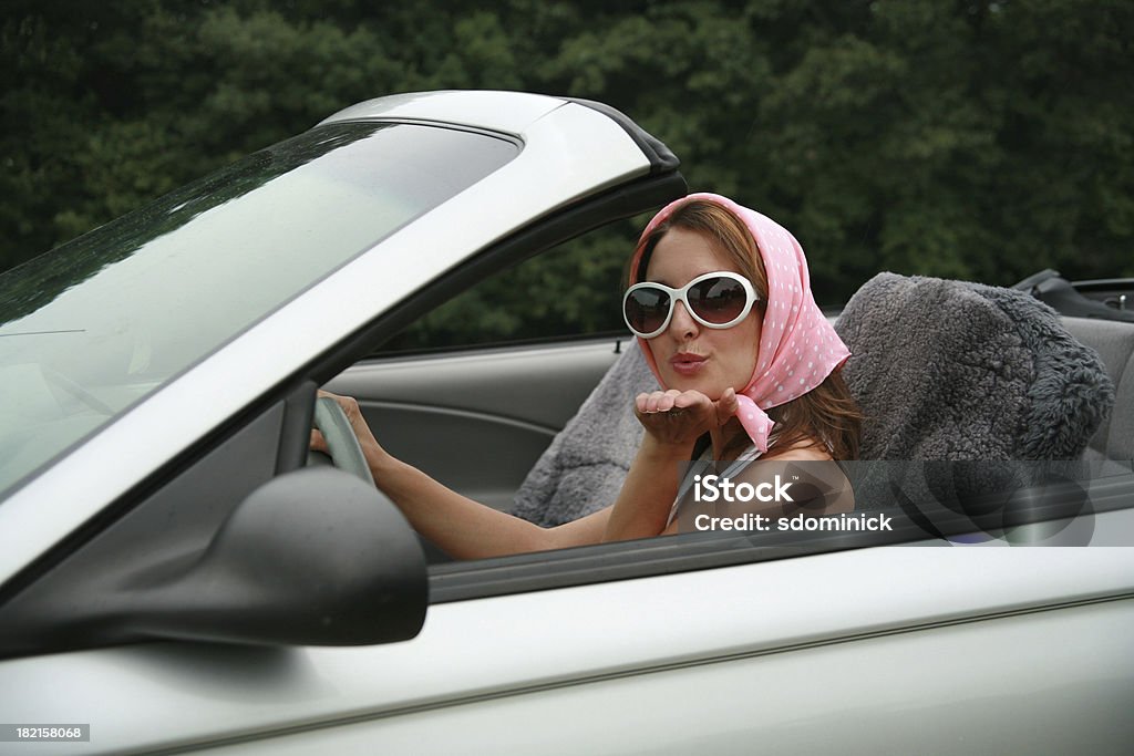 Fille rétro dans une voiture moderne - Photo de Femmes libre de droits
