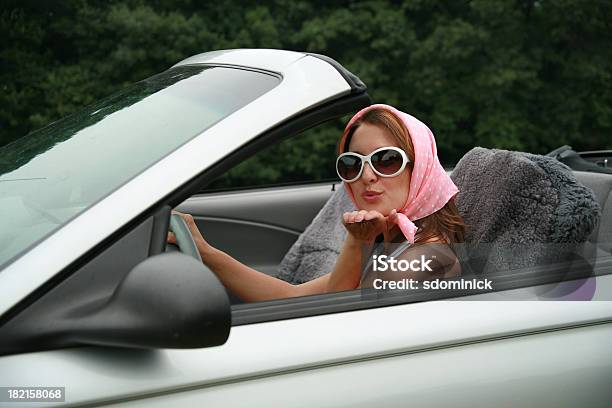 Photo libre de droit de Fille Rétro Dans Une Voiture Moderne banque d'images et plus d'images libres de droit de Femmes - Femmes, Foulard - Couvre-chef, Une seule femme