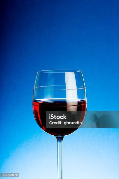 Czerwone Wino - zdjęcia stockowe i więcej obrazów Elegancja - Elegancja, Niebieski, Wino
