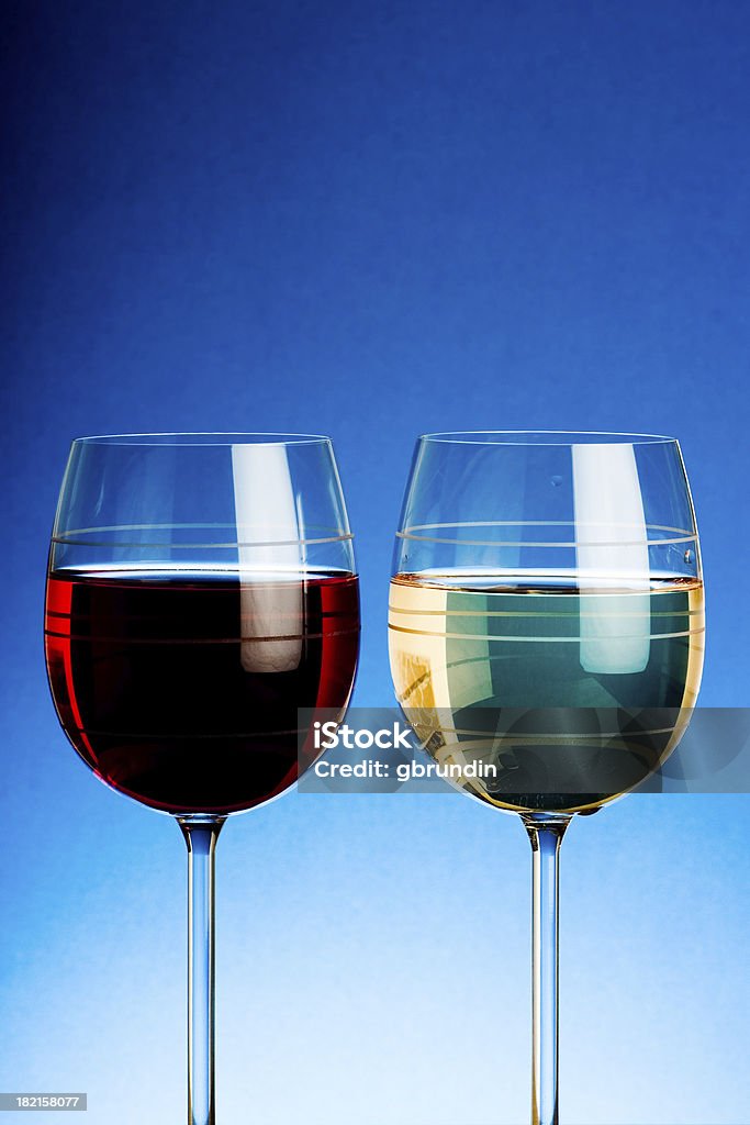 Vermelho e branco vinho em wineglasses sobre fundo azul - Royalty-free Arte Foto de stock
