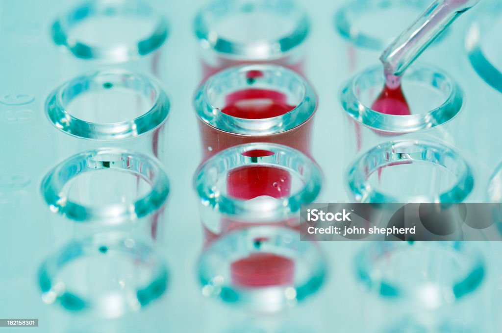 dropper publié rouge liquide dans les tests plat - Photo de Analyse de sang - Test médical libre de droits