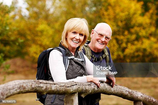 Happy Senior Hikers De Pie Junto A La Valla Foto de stock y más banco de imágenes de Actividad al aire libre - Actividad al aire libre, Actividades recreativas, Adulto