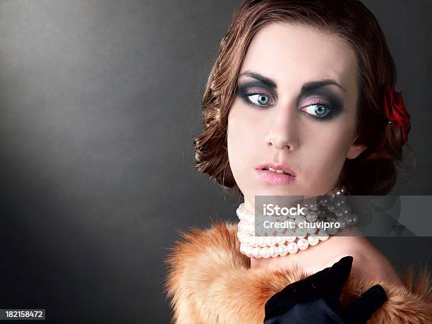 Kobieta Portret - zdjęcia stockowe i więcej obrazów Art deco - Art deco, Biżuteria, Cień do powiek - makijaż oczu