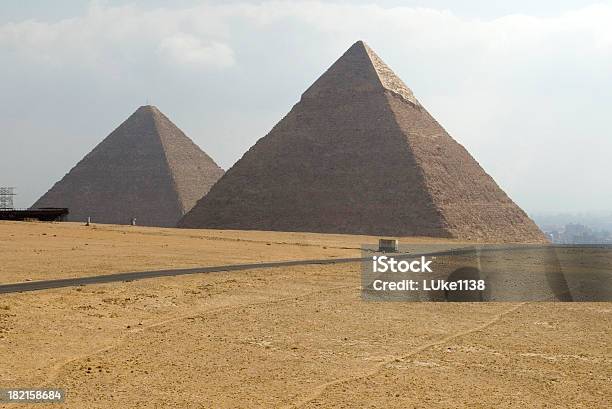 Foto de Duas Das Pirâmides e mais fotos de stock de Arcaico - Arcaico, Arco - Característica arquitetônica, Areia