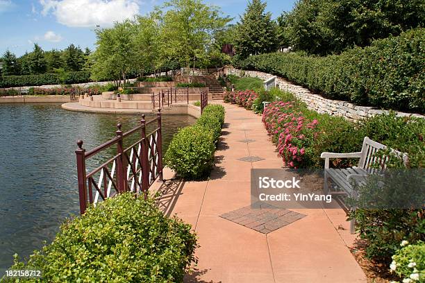 Foto de Parque Urbano Com Trilha De Caminhada Paisagem Do Lago Na Primavera Nos Eua e mais fotos de stock de Minnesota