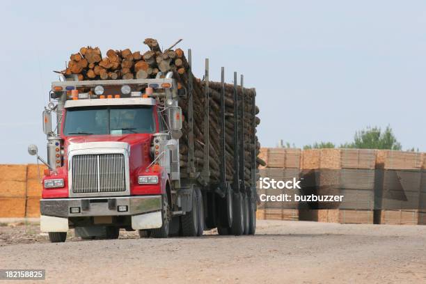 Holztransport Stockfoto und mehr Bilder von Anhänger - Anhänger, Arbeiten, Arbeitsstätten