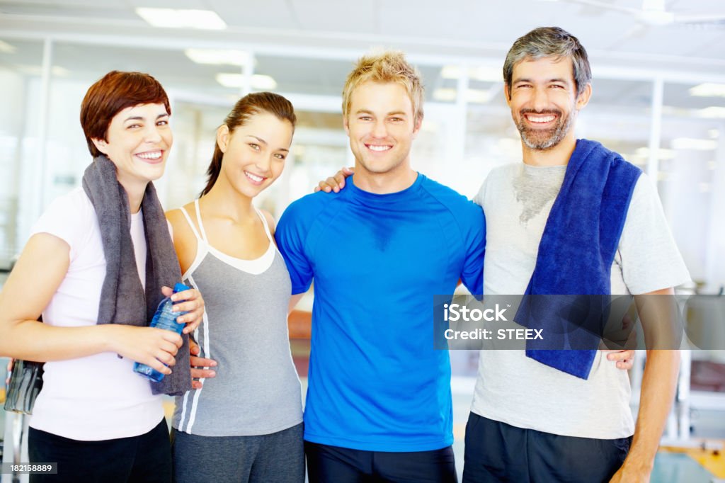 Amigos en el gimnasio - Foto de stock de 20 a 29 años libre de derechos