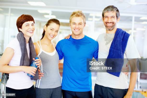 Amigos En El Gimnasio Foto de stock y más banco de imágenes de 20 a 29 años - 20 a 29 años, 30-39 años, Abrazar