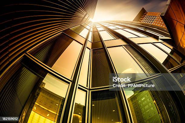 Büro Skysraper In Der Sonne Stockfoto und mehr Bilder von Außenaufnahme von Gebäuden - Außenaufnahme von Gebäuden, Fischaugen-Objektiv, Bauwerk