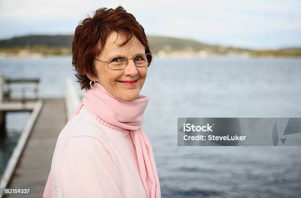 Frau Am Pier Stockfoto und mehr Bilder von Aktiver Lebensstil - Aktiver Lebensstil, Aktiver Senior, Alt