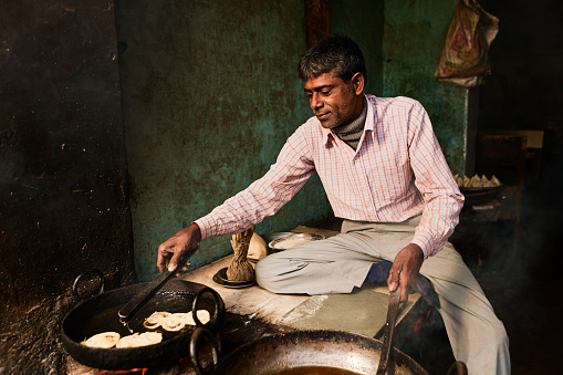 Indian street vendor preparing food - jalebi, Rajasthan, India.http://bem.2be.pl/IS/sri_lanka_380.jpg