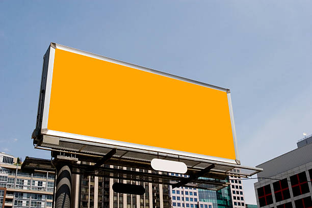 panneau d'affichage dans la ville - billboard bill city advertise photos et images de collection