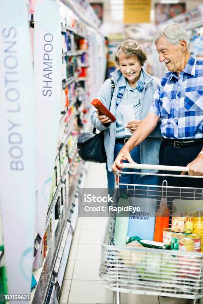 Alegre Casal Idoso Comprar Para Artigos De Higiene No Supermercado - Fotografias de stock e mais imagens de Acessório