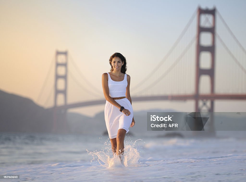 Mulher corrida descontraído pelo surfe, Golden Gate Bridge (XXXL - Foto de stock de Golden Gate Bridge royalty-free