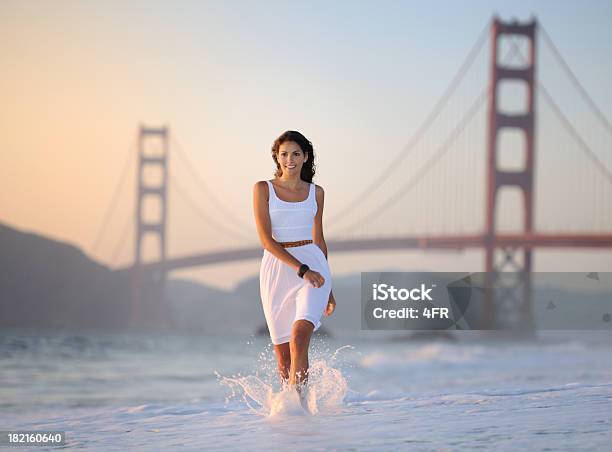 Foto de Mulher Corrida Descontraído Pelo Surfe Golden Gate Bridge Xxxl e mais fotos de stock de Golden Gate Bridge