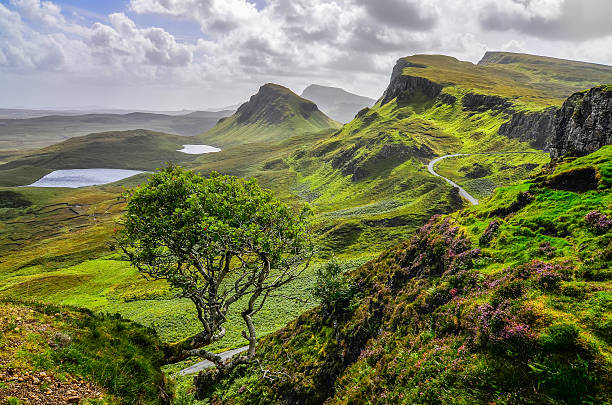 malowniczy widok quiraing góry w wyspa skye, szkocki region highlands - mountain cliff mountain peak plateau zdjęcia i obrazy z banku zdjęć