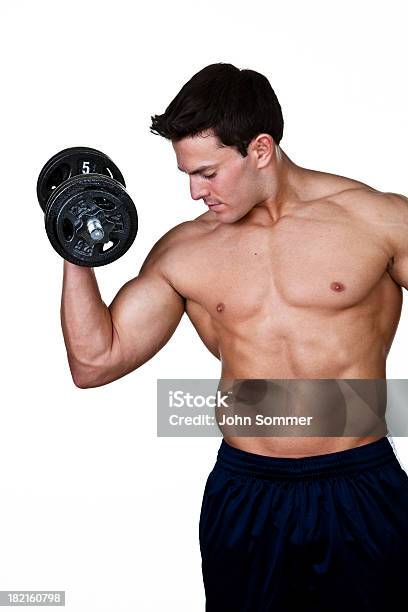 Muscular Man Levantamiento De Pesas Foto de stock y más banco de imágenes de Hombres - Hombres, Levantar, Mancuerna