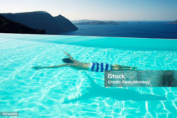Man Swimming Underwater Piscina De Borde Infinito De Escape De Santorini Grecia Foto de stock y más banco de imágenes de Piscina