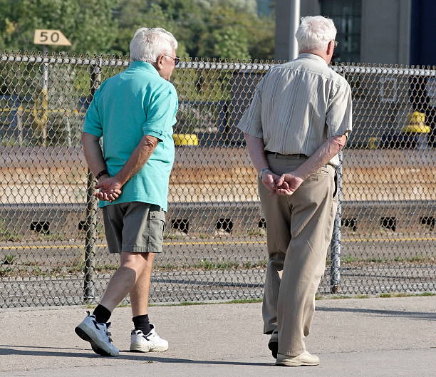 Dois homens idosos caminhando - foto de acervo