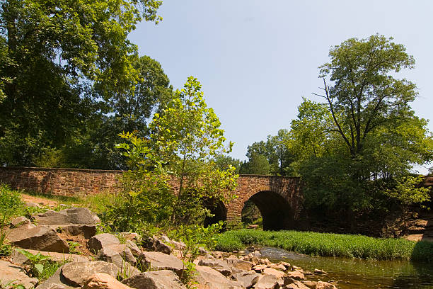 stone bridge en campos de batalla de manassas - manassas war famous place park fotografías e imágenes de stock