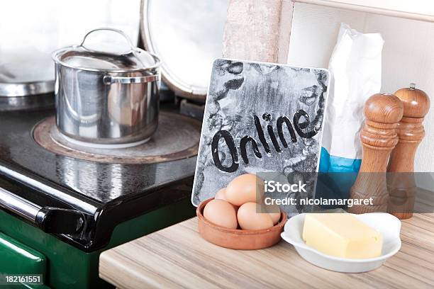 Tablet Digital Na Cozinha - Fotografias de stock e mais imagens de Aprender - Aprender, Aula de Culinária, Balcão de Cozinha