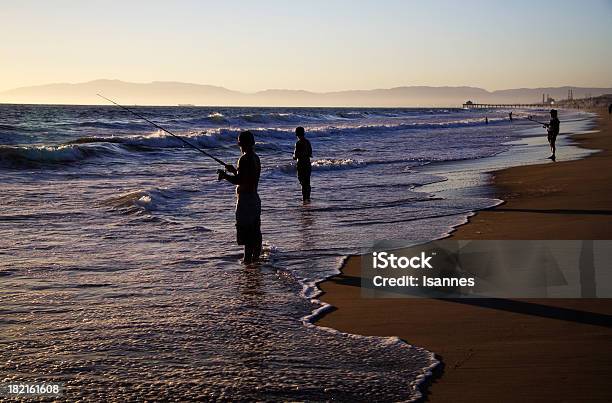 Foto de Os Pescadores e mais fotos de stock de Adulto - Adulto, Areia, Arrebentação