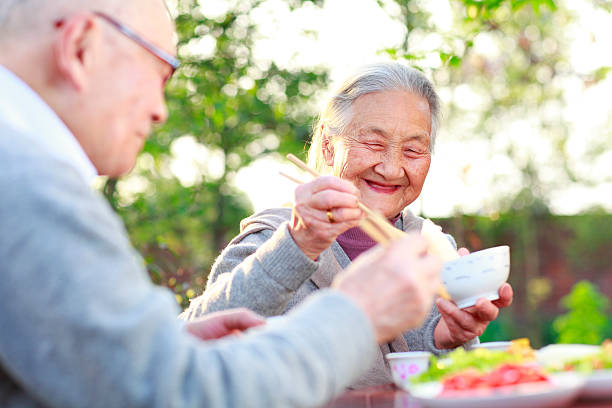 happy mahlzeit im garten - eating men food chopsticks stock-fotos und bilder