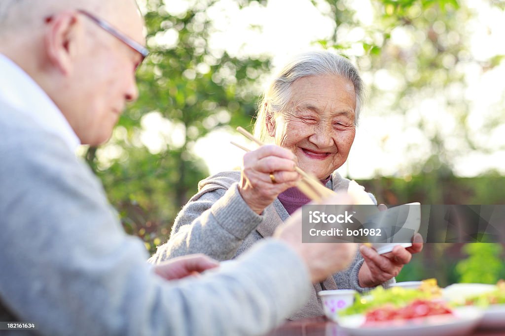 Feliz comida en el jardín - Foto de stock de Tercera edad libre de derechos
