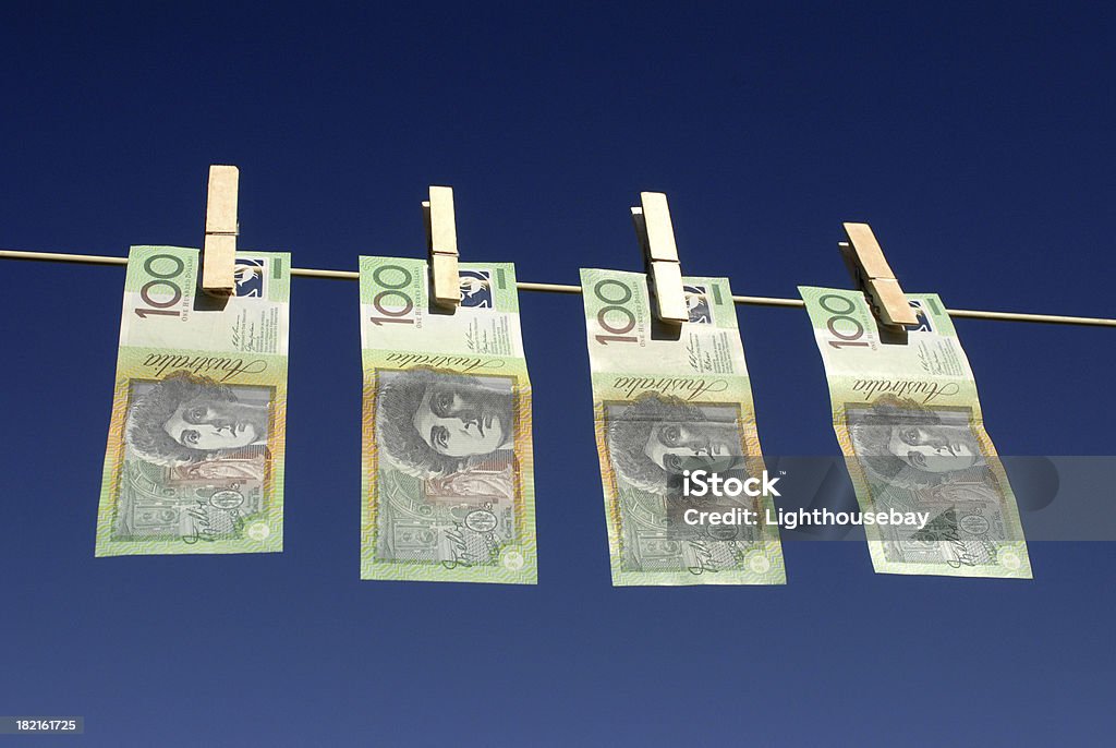Four Australian cien billetes de dólar colgar en tendedero - Foto de stock de Blanqueo de dinero libre de derechos