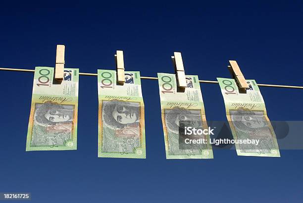 Four Australian Cien Billetes De Dólar Colgar En Tendedero Foto de stock y más banco de imágenes de Blanqueo de dinero