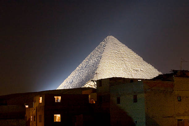 grande pirâmide de noite - sphinx night pyramid cairo imagens e fotografias de stock