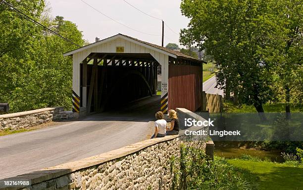 Photo libre de droit de Amish Pont Couvert banque d'images et plus d'images libres de droit de Adulte - Adulte, Aller de l'avant, Amish
